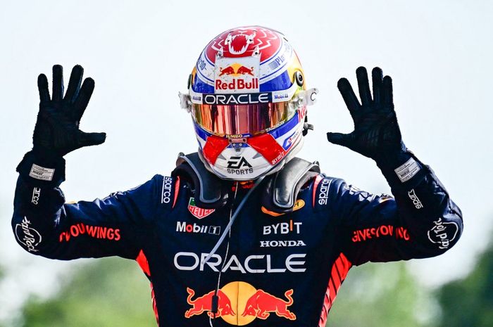 Pembalap Red Bull Racing, Max Verstappen, merayakan kemenangannya pada balapan F1 GP Italia di Sirkuit Monza, Monza, Italia, 3 September 2023. Ini menjadi kemenangan ke-10 secara beruntun bagi Verstappen sekaligus rekor baru di F1.