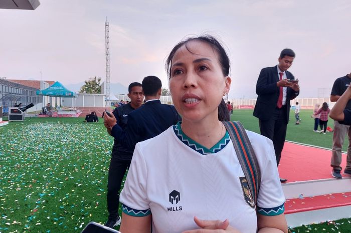 Ketua Komite Sepak Bola Wanita, Vivin Cahyani, saat memberi keterangan kepada awak media di Supersoccer Arena, Kudus, Jawa Tengah, Minggu (3/9/2023).