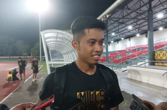 Kiper timnas U-23 Indonesia, Nuri Agus,  saat memberikan keterangan kepada media setelah menjalani sesi latihan di Stadion Sriwedari, Solo, Senin (4/9/2023).