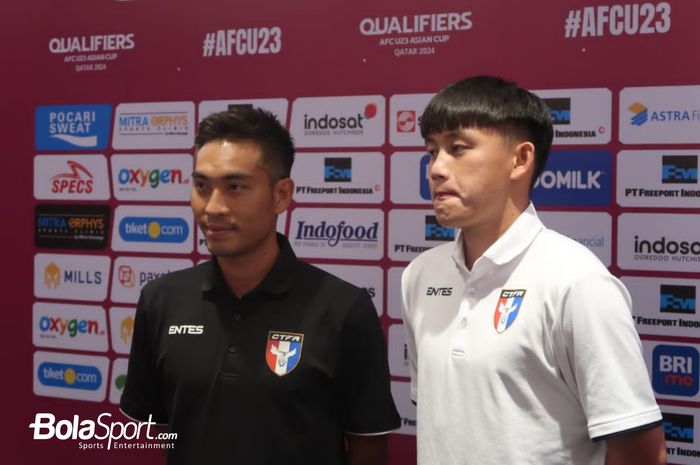 Pelatih Taiwan, Tseng Tai-lin dan kapten tim Liang Meng Hsin dalam jumpa pers jelang Kualifikasi Piala Asia U-23 2024 di Swissbell Hotel, Solo pada Selasa (5/9/2023).