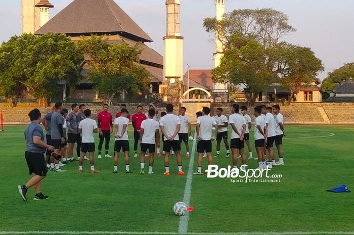 Latihan perdana timnas U-23 Indonesia jelang Kualifikasi Piala Asia U-23 2024 di Stadion Sriwedari, Solo pada Senin (4/9/2023).