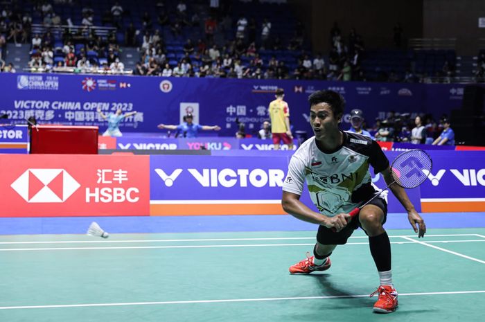 Pebulu tangkis tunggal putra Indonesia, Shesar Hiren Rhustavito, pada babak pertama China Open 2023 di Olympic Sports Center Gymnasium, Changzhou, China, Selasa (5/9/2023).