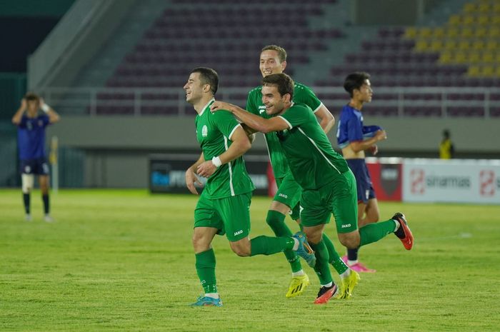 Pencetak gol Turkmenistan, Shamammet Hydyrow (kiri) saat melawan China Taipei dalam ajang kualifikasi Piala Asia U23 di Stadion Manahan, Solo, Rabu (6/9/2023) malam.