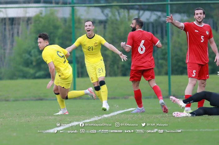 Bomber Timnas Malaysia, Darren Lok (paling kiri), mencetak gol ke gawang Suriah dalam pertandingan uji coba FIFA Matchday, Rabu (6/9/2023).