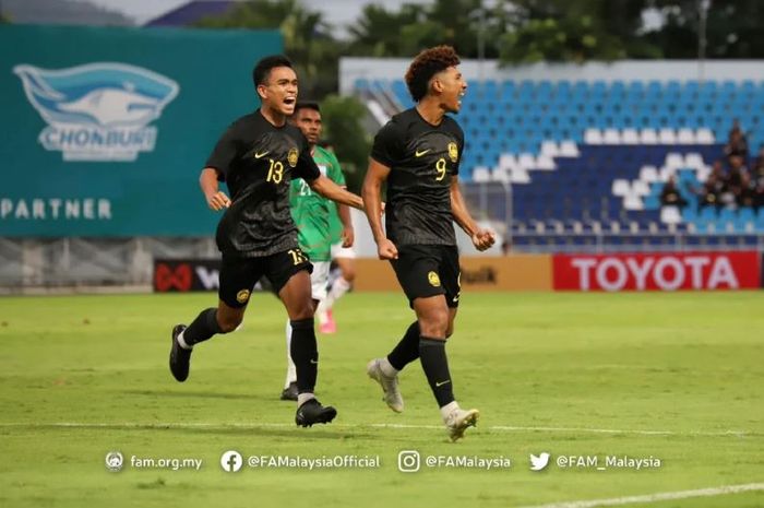 Bomber Timnas U-23 Malaysia, Aliff Izwan (kanan), melakukan selebrasi usai mencetak gol ke gawang Bangladesh di laga Grup H Kualifikasi Piala Asia U-23 2024, Rabu (6/9/2023).