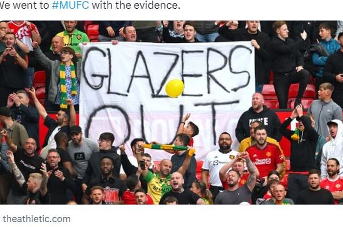 Para penggemar Manchester United membentangkan spanduk bertuliskan Glazers Out.