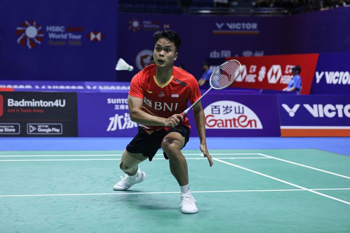 Pebulu tangkis tunggal putra Indonesia, Anthony Sinisuka Ginting, pada babak pertama China Open 2023 di Olympic Sports Center, Changzhou, China, Rabu (6/9/2023).