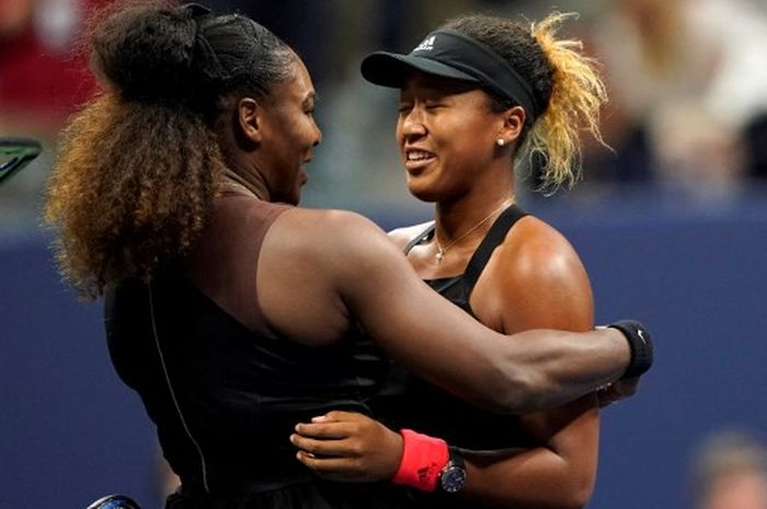 Naomi Osaka (kanan) dan Serena Williams di akhir laga mereka pada final US Open 2018, 8 September 2018 di New York.