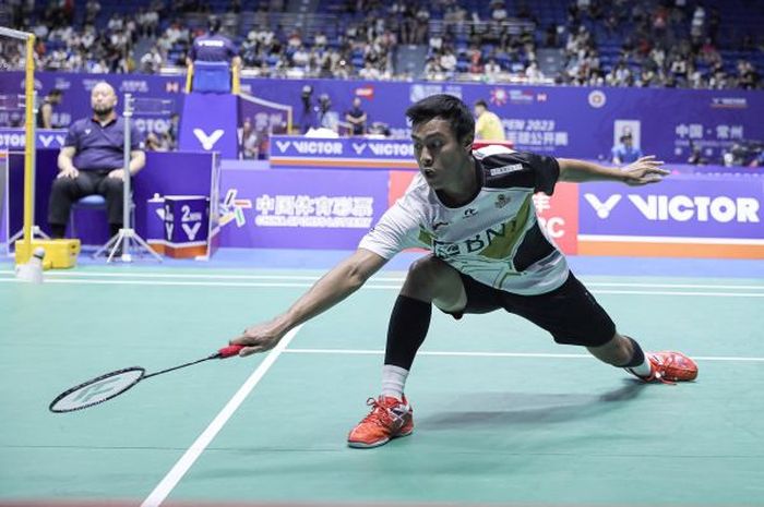 Aksi tunggal putra Indonesia, Shesar Hiren Rhustavito saat tampil pada babak 32 besar China Open 2023 di Olympic Sports Center, Changzhou, China, Selasa (7/9/2023)