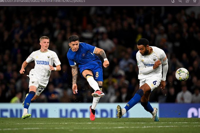 Enzo Fernandez saat mencetak gol pertamanya untuk Chelsea dalam ajang Piala Liga Inggris 2023-2024 melawan AFC Wimbledon.