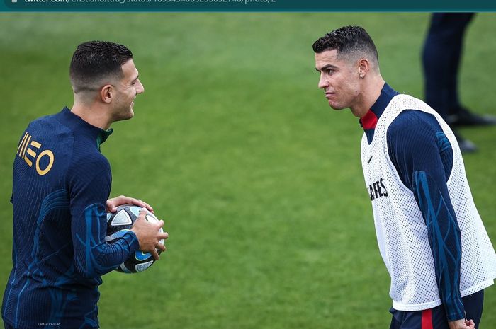 Cristiano Ronaldo dan Diogo Dalot saling berlatih di camp pelatihan timnas Portugal jelang Kualifikasi Piala Dunia 2024.