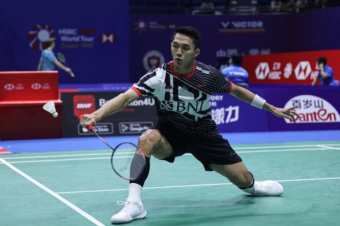 Jonatan Christie ketika mengantisipasi pengembalian Brian Yang (Kanada) pada babak 16 besar China Open 2023 di Olympic Sports Center, Changzhou, China, Kamis (7/9/2023)