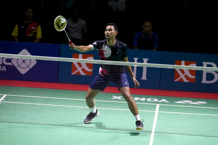 Pebulu tangkis tunggal putra Indonesia, Tommy Sugiarto, pada babak kedua Indonesia Masters Super 100 2023 di GOR Pancing, Medan, Sumatera Utara, Kamis (7/9/2023).