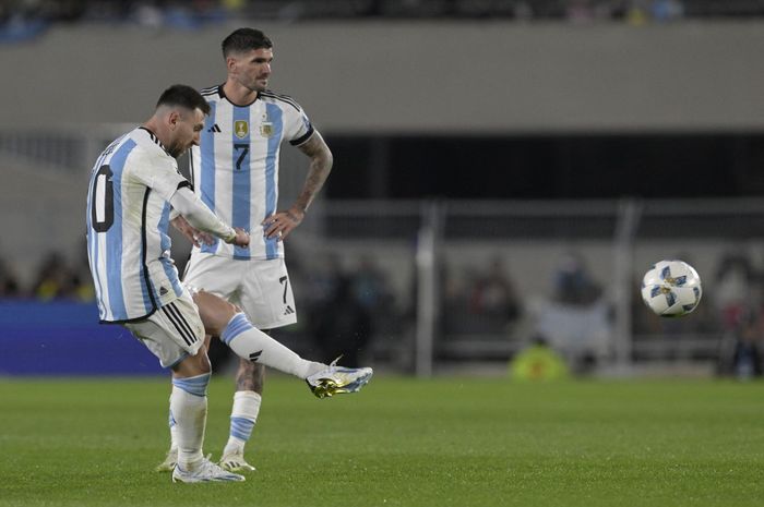 Kapten timnas Argentina, Lionel Messi mencetak gol tendangan bebas ke gawang Ekuador pada laga Kualifikasi Piala Dunia 2026, Jumat (8/9/2023) pagi WIB.