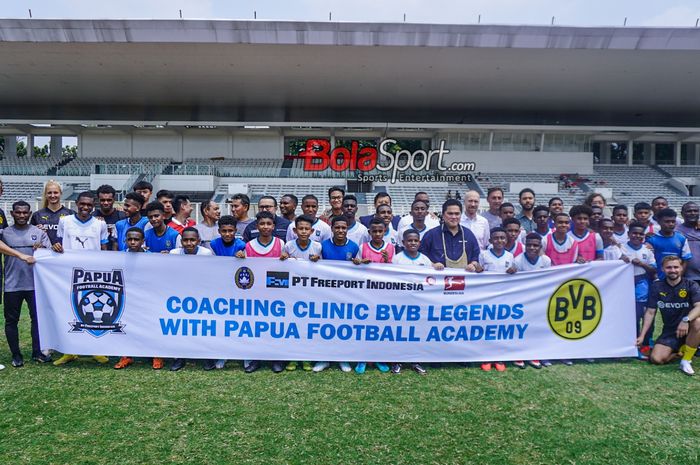 Ketua Umum PSSI, Erick Thohir, sedang berfoto bersama dengan peserta coaching clinic BVB Legends (legenda Borussia Dortmund) bersama Papua Football Academy di Stadion Madya, Senayan, Jakarta, Jumat (8/9/2023).