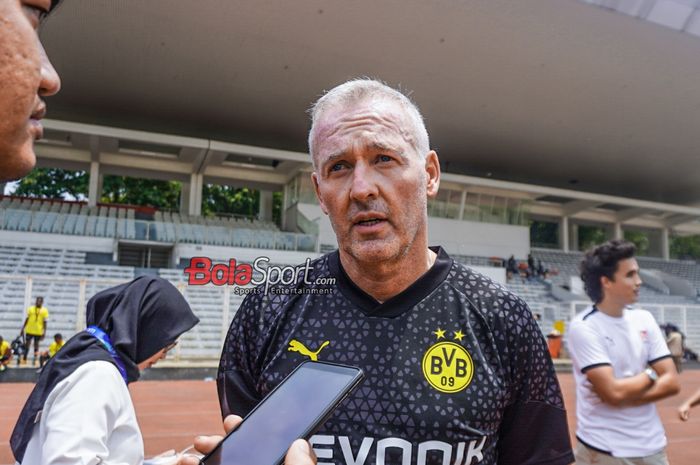 BVL Legends (legenda Borussia Dortmund), Paul Lambert, sedang memberikan keterangan kepada awak media di Stadion Madya, Senayan, Jakarta, Jumat (8/9/2023).