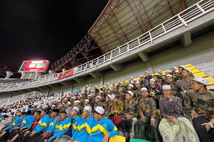 Sebanyak ribuan santri dari berbagai pesantren se-Jawa Timur akan ikut menyaksikan pertandingan persahabatan atau friendly match antara Timnas Indonesia melawan Turkmenistan, Jumat (8/9) di Gelora Bung Tomo, Surabaya
