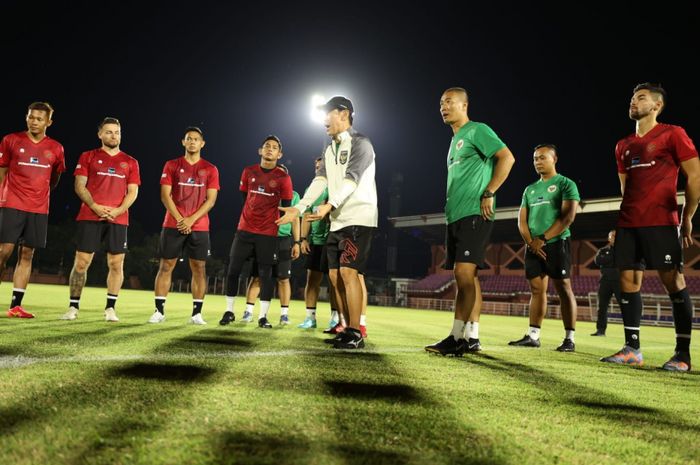 Para pemain timnas Indonesia saat mendengarkan instruksi pelatih Shin Tae-yong dalam latihan jelang lawan Turkmenistan di Surabaya.