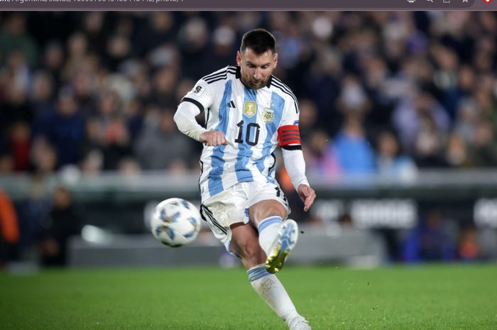 Lionel Messi mencetak gol untuk timnas Argentina ke gawang timnas Ekuador dalam Kualifikasi Piala Dunia 2026 zona CONMEBOL di Stadion El Monumental, Kamis (7/9/2023) waktu setempat.