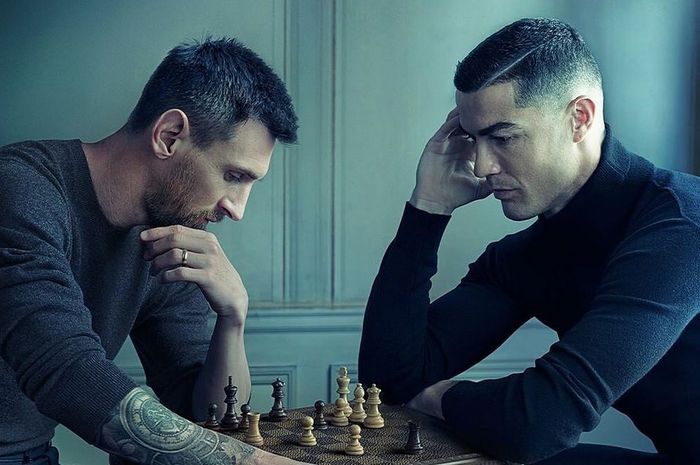 Lionel Messi (kiri) saat berfoto dengan Cristiano Ronaldo untuk mempromosikan merek fashion.