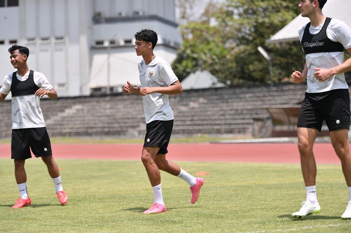 Pemain timnas U-23 Indonesia, Rafael Struick saat berlatih di Stadion Sriwedari, Solo pada Kamis (7/9/2023).