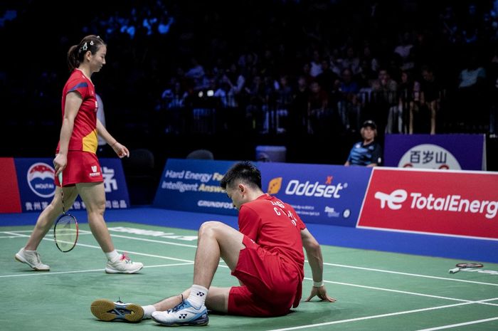 Reaksi lesu ganda campuran China, Zheng Si Wei dan Huang Ya Qiong, saat menghadapi Seo Seung-jae/Chae Yu-jung (Korea Selatan) pada final Kejuaraan Dunia 2023 yang digelar di Royal Arena, Kopenhagen, Denmark, 27 Agustus 2023.