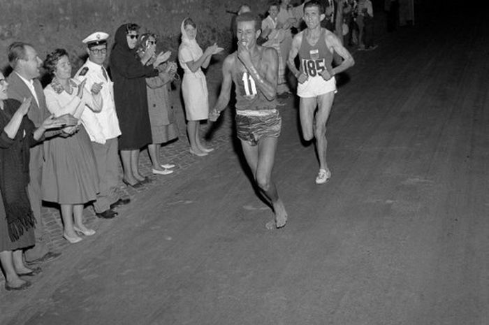 Atlet Etiopia, Abebe Bikila, berlari dengan telanjang kaki untuk meraih medali emas maraton di Olimpiade 1960 pada 10 September 1960 di Roma. 