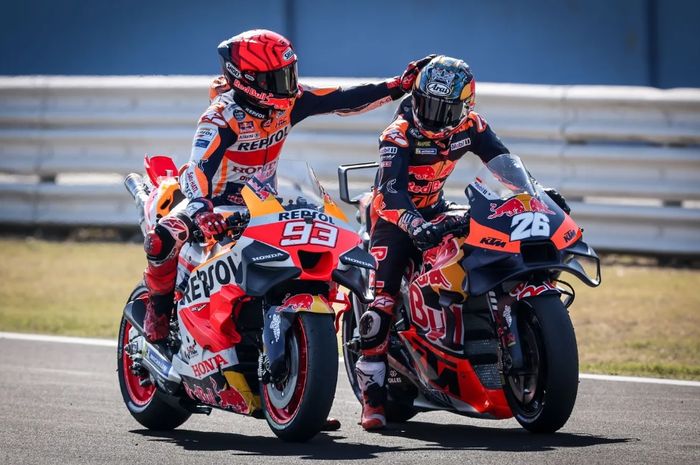 Dani Pedrosa dan Marc Marquez saling bersapa usai jalani sesi latihan bebas MotoGP San Marino 2023 di Sirkuit Misano, Italia, Jumat (8/9/2023).