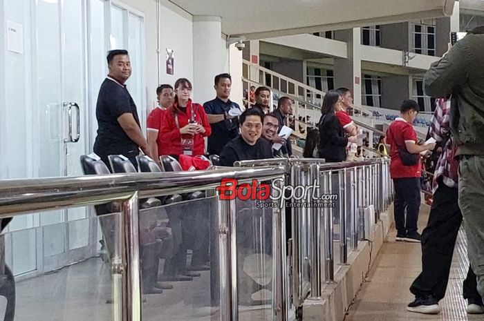 Ketua Umum PSSI, Erick Thohir (kiri) dan Anggota Komite Eksekutif PSSI, Arya Sinulingga (kanan), tampak hadir menonton laga Kualifikask Piala Asia U-23 2024 antara timnas U-23 Indonesia vs timnas U-23 China Taipei (Taiwan) di Stadion Manahan, Solo, Jawa Tengah, Sabtu (9/9/2023).