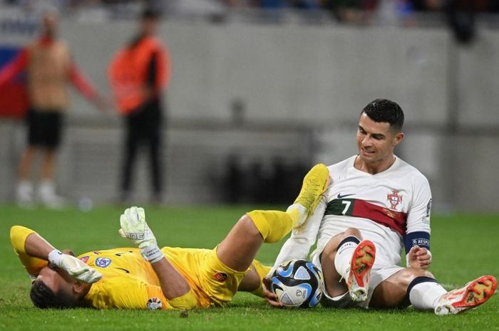Cristiano Ronaldo melanggar Martin Dubravka dalam laga Slovakia vs Portugal pada Kualifikasi Euro 2024.