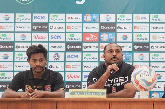 Penyerang Malut United FC, Ilham Udin Armaiyn (kiri), dan pelatih Imran Nahumarury berbicara dalam jumpa pers menjelang pertandingan pertama Liga 2 melawan PSKC Cimahi, Sabtu (9/9/2023) di Yogyakarta.