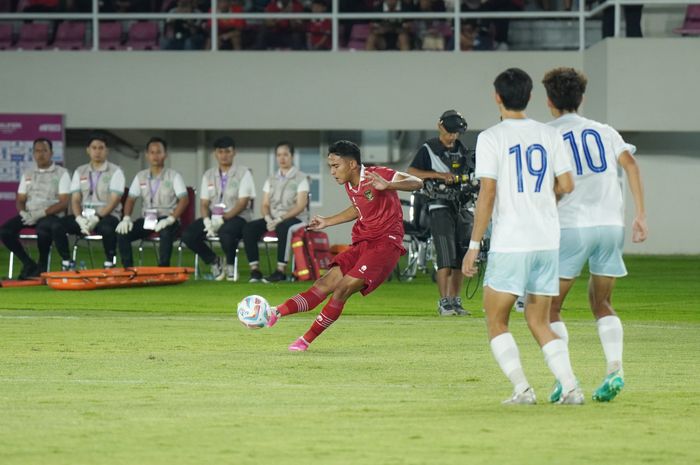 Pesepak bola Timnas Indonesia, Marselino Ferdinan melakukan tendangan bebas ke gawang China Taipei dalam ajang kualifikasi Piala Asia U23 2024 di Stadion Manahan, Solo, Sabtu (9/9/2023) malam.