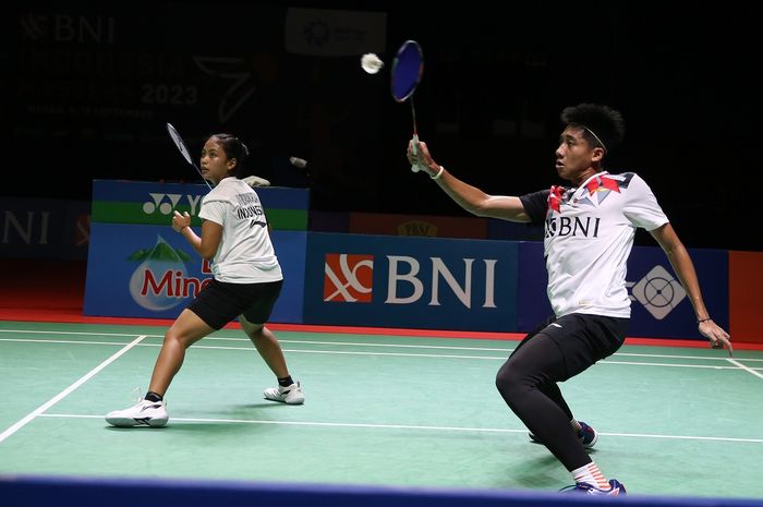 Ganda campuran Indonesia, Marwan Faza/Jessica Maya Rismawardani, saat tampil pada semifinal Indonesia Masters 2023 di GOR Bulu Tangkis Pancing Medan, Sumatra Utara, 9 Septembe 2023.