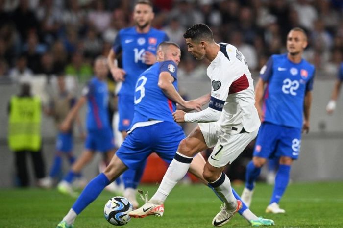 Aksi Cristiano Ronaldo melawan Slovakia pada Kualifikasi Euro 2024.
