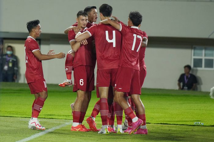 Para pemain timnas u-23 Indonesia saat merayakan gol Marselino Ferdinan dalam ajang kualifikasi Piala Asia U-23 2024 di Stadion Manahan, Solo, Sabtu (9/9/2023) malam. 