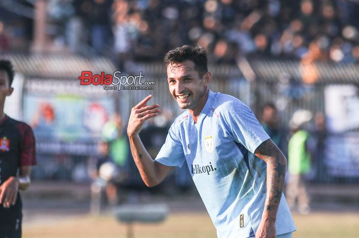 Silvio Escobar sempat tersenyum seusai mencetak gol dalam laga pembuka Liga 2 2023 antara Persela versus Persijap di Stadion Surajaya, Lamongan, Jawa Timur, Minggu (10/9/2023).
