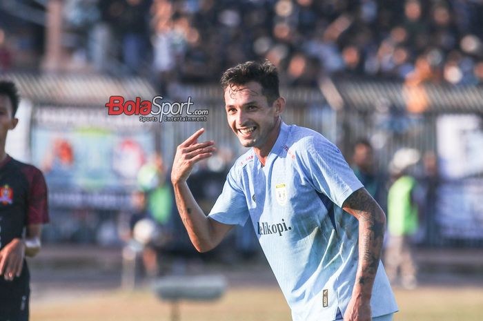 Silvio Escobar sempat tersenyum seusai mencetak gol dalam laga pembuka Liga 2 2023 antara Persela versus Persijap di Stadion Surajaya, Lamongan, Jawa Timur, Minggu (10/9/2023).