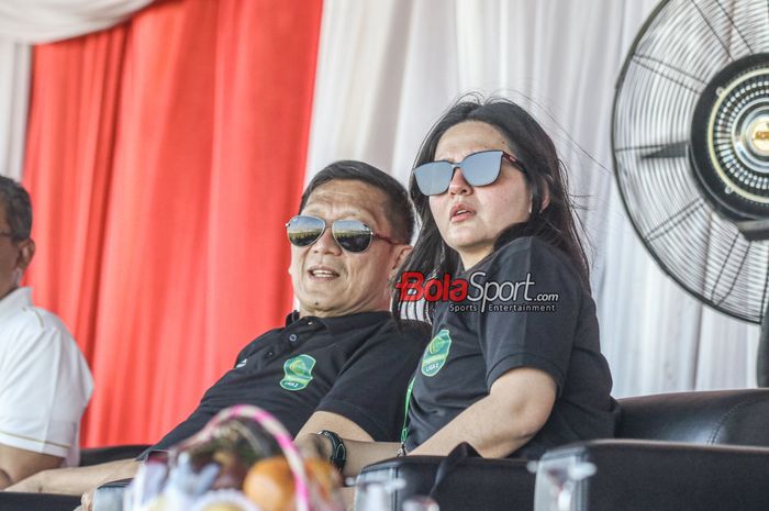 Wakil Ketua PSSI 2, Ratu Tisha (kanan) dan Direktur PT LIB (Liga Indonesia Baru), Ferry Paulus, sedang menonton laga pembuka Liga 2 2023 antara Persela versus Persijap di Stadion Surajaya, Lamongan, Jawa Timur, Minggu (10/9/2023).