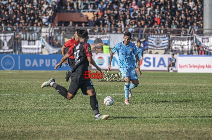 Silvio Escobar (kanan) sedang menguasai bola dalam laga pembuka Liga 2 2023 antara Persela versus Persijap di Stadion Surajaya, Lamongan, Jawa Timur, Minggu (10/9/2023).