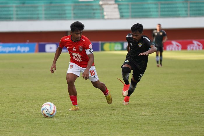 Aksi kapten Malut United FC, Ilham Udin Armaiyn, dalam laga pekan pertama Liga 2 2023-2024 melawan PSKC Cimahi, Minggu (10/9/2023) di Yogyakarta. 