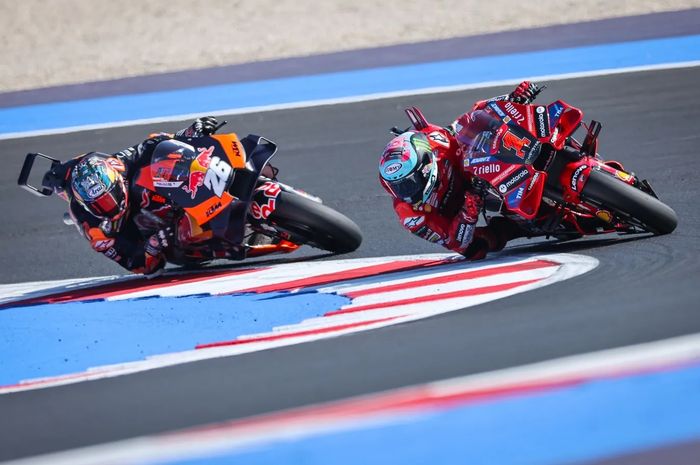 (Ki-ka) Dani Pedrosa (Red Bull KTM) dan Francesco Bagnaia (Ducati Lenovo) bersaing untuk posisi ketiga pada sprint MotoGP San Marino di Sirkuit Misano, Rimini, Italia, 9 September 2023.