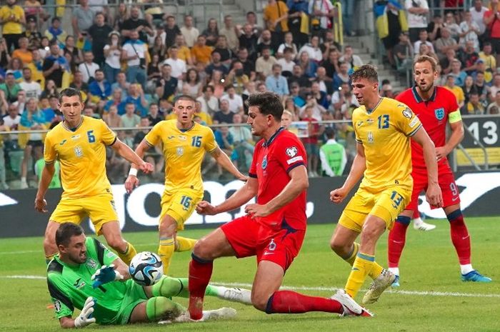 Harry Maguire dalam laga Ukrina vs Inggris pada Kualifikasi Euro 2024.