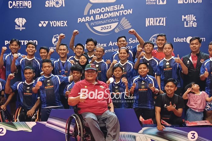 Tim para bulu tangkis Indonesia merayakan status juara umum yang kembali diraih dalam Indonesia Para Badminton International 2023 yang selesai digelar di GOR Sritex Arena, Solo, Jawa Tengah, 10 September 2023.