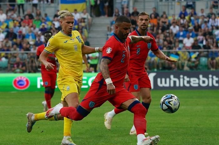 Aksi Kyle Walker dalam laga Ukraina vs Inggris pada Kualifikasi Euro 2024.