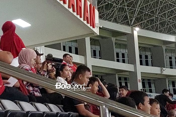 Istri Pratama Arhan, Azizah Salsha Rosiade yang turut hadir di Stadion Manahan, Solo untuk menonton laga timnas U-23 Indonesia Vs Taiwan, Sabtu (9/9/2023).