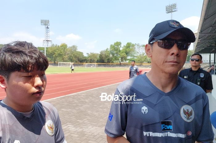 Pelatih timnas Indonesia, Shin Tae-yong saat memimpin latihan timnas U-23 Indonesia di Stadion Sriwedari, Solo, pada Minggu (10/9/2023).