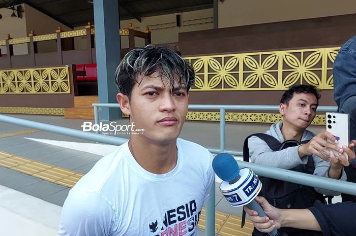 Pemain timnas U-23 Indonesia, Alfeandra Dewangga yang ditemui wartawan usai latihan di Stadion Sriwedari, Solo pada Minggu (10/9/2023).