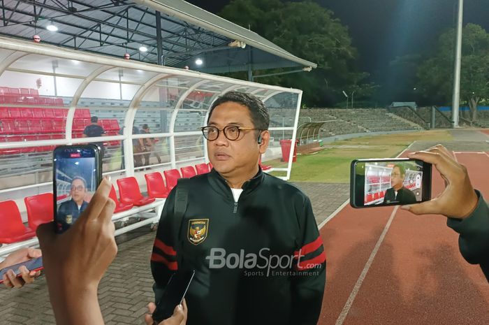 Manajer Timnas U-23 Indonesia, Endri Erawan, menghadiri sesi latihan skuad Garuda Muda di Stadion Sriwedari, Solo, Senin (11/9/2023)  jelang laga penentuan Grup K Kualifikasi Piala Asia U-23 20223 kontra Turkmenistan.