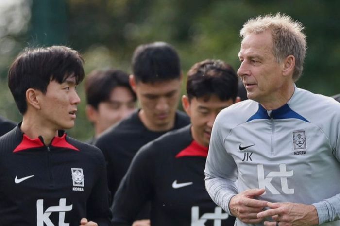 Pelatih Timnas Korea Selatan, Juergen Klinsmann (kanan).