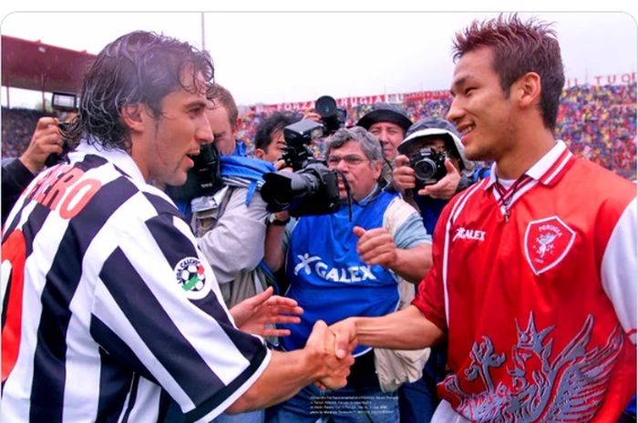Hidetoshi Nakata (kanan) bertemu dengan Alessandro Del Piero menjelang laga Perugia vs Juventus di Liga Italia pada 13 September 1998.